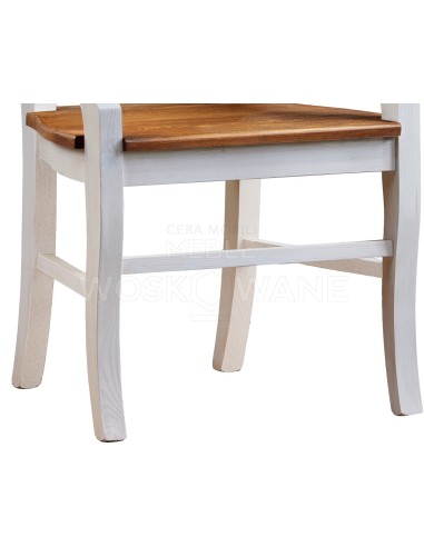 Biały fotel stylowy z drewna